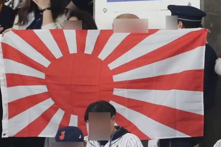 สำนักข่าวญี่ปุ่นสนับสนุนแฟน ๆ ที่แสดงธงอาทิตย์อุทัยกับเกาหลี